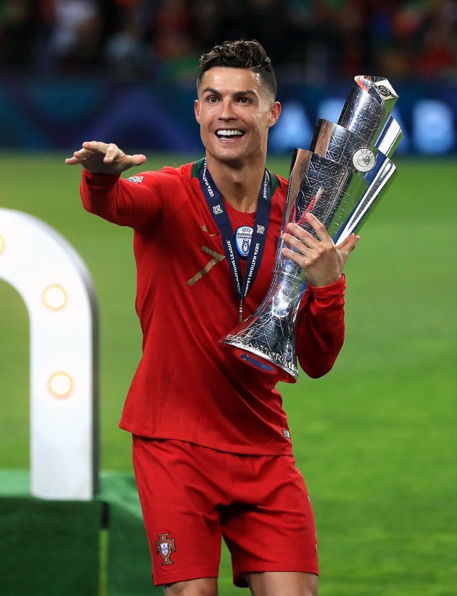 ABDULAZIZ_91z's tweet photo. ١- ✍️✍️ثريد كامل عن رونالدو اسطورة البرتغال 🇵🇹 و اسطورة ريال مدريد ،بسم الله نبدا : هناك أسماء تمر في تاريخ كرة القدم وهناك أسماء تصنع التاريخ وتعيد كتابته كريستيانو رونالدو قصة نجاح لم تصنعها الصدفة، بل الأرقام القياسية والبطولات التي لا تنتهي تعالوا نستعرض إمبراطورية الدون https://t.co/MzrUHphWNM