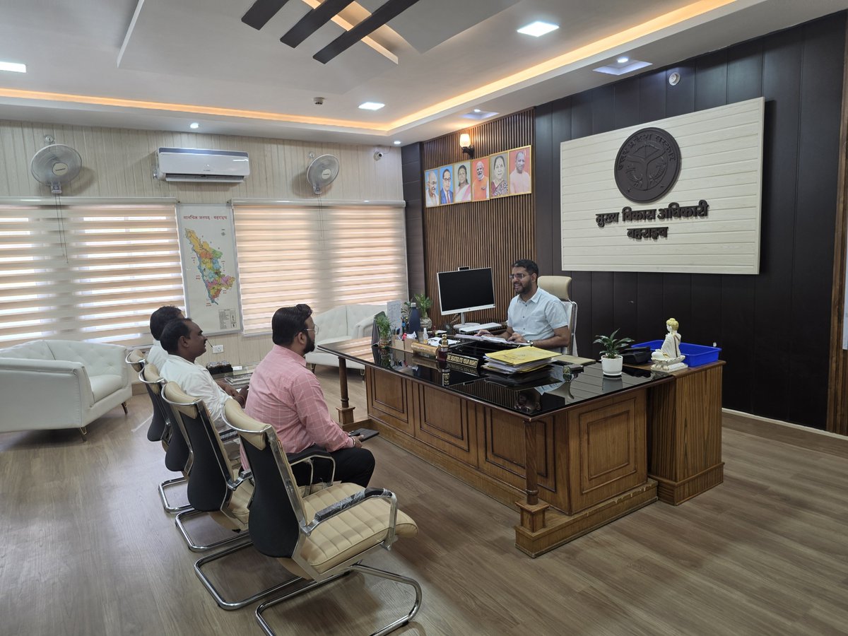 CDOBahraich's tweet photo. दिनांक 30-09-2026 को विकास भवन स्थित कार्यालय कक्ष में जनसुनवाई की गई। जन समस्याओं को गंभीरता से लेकर सर्वोच्च प्राथमिकता के आधार पर निर्धारित समय में गुणवत्तायुक्त निस्तारित करने के निर्देश संबंधित अधिकारियों को दिए गए।
@CMOfficeUP 
@InfoDeptUP https://t.co/sUMFbepvyg