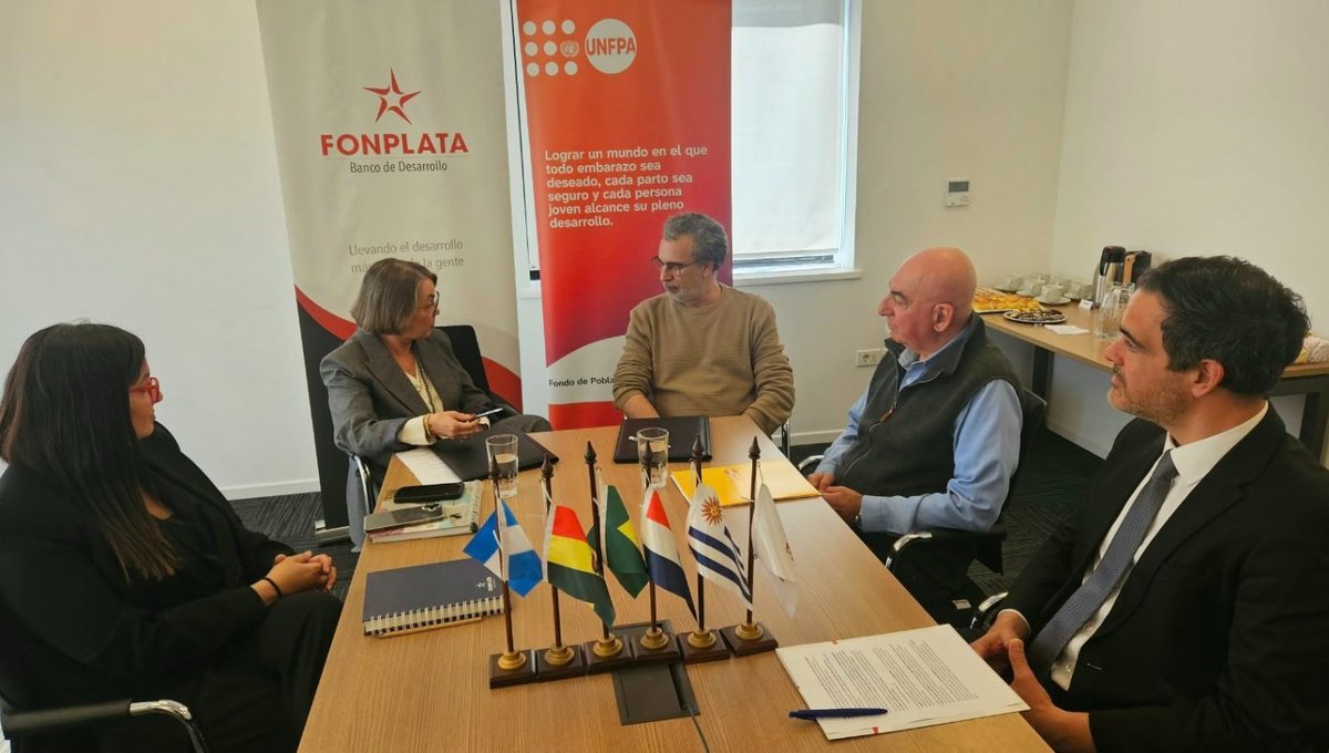 Fonplata's tweet photo. 🤝 FONPLATA y UNFPA unen esfuerzos para prevenir la violencia de género entre adolescentes y jóvenes en la frontera Uruguay–Brasil.
Firmamos un convenio de cooperación técnica no reembolsable para implementar el proyecto “Adolescentes y jóvenes creciendo en fronteras libres de violencia de género” en Rivera y Santana do Livramento.

El acuerdo fue suscrito por @BotafogoLuciana, Presidente Ejecutiva de FONPLATA, y Fernando Filgueira, Jefe de Oficina de UNFPA en Uruguay.

El proyecto contempla espacios binacionales de formación y diálogo, contenidos bilingües, acciones de sensibilización y una campaña en redes sociales que busca alcanzar hasta 1.200 jóvenes. También impulsará una red binacional de actores comprometidos con los derechos de adolescentes y jóvenes.

La iniciativa complementa el apoyo que FONPLATA ya brinda al corredor de innovación Rivera–Santana do Livramento, sumando la dimensión social a las acciones de infraestructura, innovación y desarrollo de las juventudes.

🌎 Porque fortalecer la integración regional también significa construir territorios más inclusivos, seguros y con mayores oportunidades.

🔗 Conoce más: https://t.co/CBCfFWWdTD

#FONPLATA #UNFPA #IntegraciónRegional #Juventudes #IgualdadDeGénero #Uruguay #Brasil