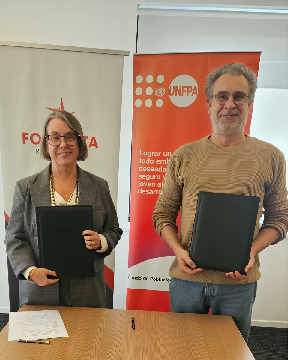 Fonplata's tweet photo. 🤝 FONPLATA y UNFPA unen esfuerzos para prevenir la violencia de género entre adolescentes y jóvenes en la frontera Uruguay–Brasil.
Firmamos un convenio de cooperación técnica no reembolsable para implementar el proyecto “Adolescentes y jóvenes creciendo en fronteras libres de violencia de género” en Rivera y Santana do Livramento.

El acuerdo fue suscrito por @BotafogoLuciana, Presidente Ejecutiva de FONPLATA, y Fernando Filgueira, Jefe de Oficina de UNFPA en Uruguay.

El proyecto contempla espacios binacionales de formación y diálogo, contenidos bilingües, acciones de sensibilización y una campaña en redes sociales que busca alcanzar hasta 1.200 jóvenes. También impulsará una red binacional de actores comprometidos con los derechos de adolescentes y jóvenes.

La iniciativa complementa el apoyo que FONPLATA ya brinda al corredor de innovación Rivera–Santana do Livramento, sumando la dimensión social a las acciones de infraestructura, innovación y desarrollo de las juventudes.

🌎 Porque fortalecer la integración regional también significa construir territorios más inclusivos, seguros y con mayores oportunidades.

🔗 Conoce más: https://t.co/CBCfFWWdTD

#FONPLATA #UNFPA #IntegraciónRegional #Juventudes #IgualdadDeGénero #Uruguay #Brasil