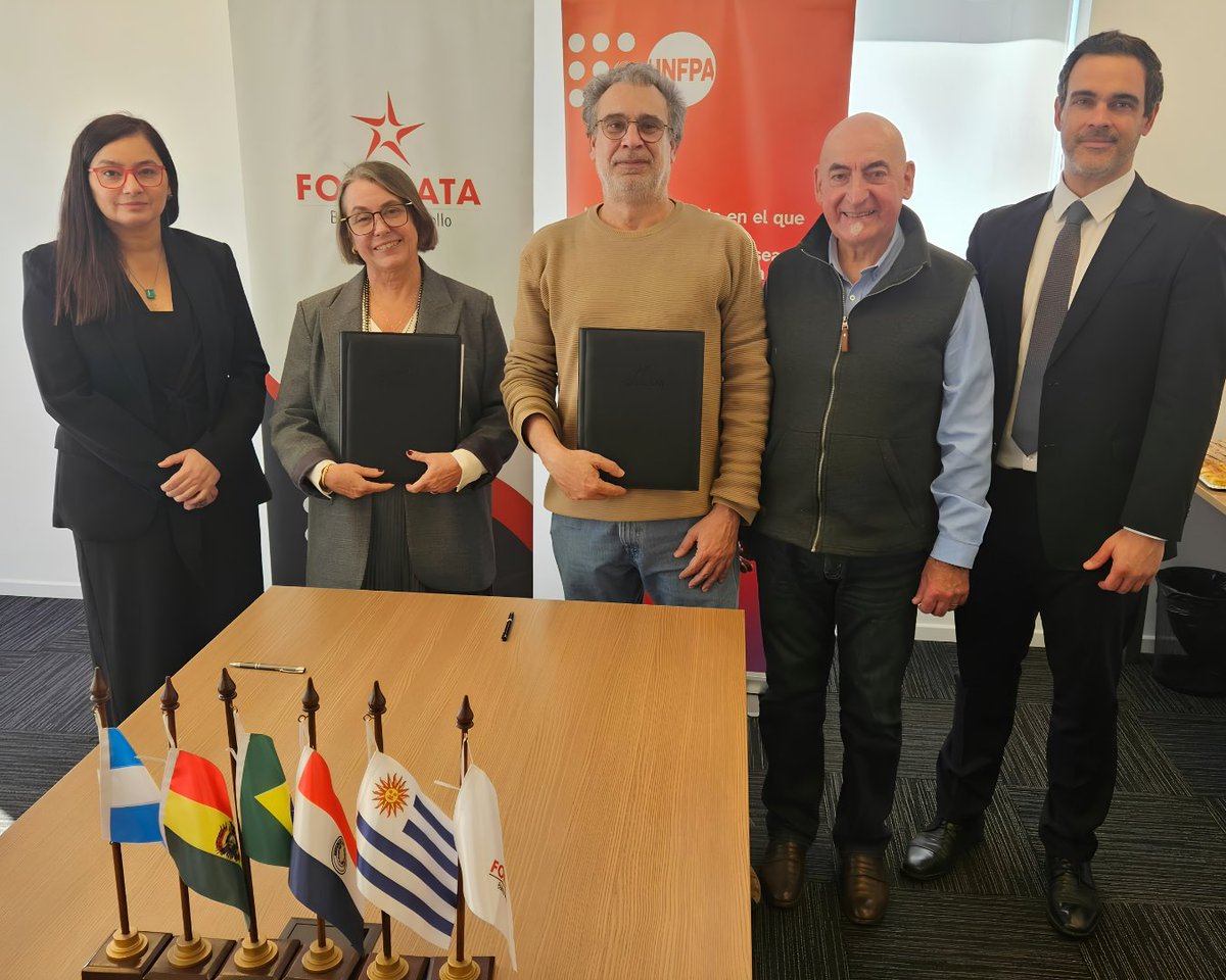 Fonplata's tweet photo. 🤝 FONPLATA y UNFPA unen esfuerzos para prevenir la violencia de género entre adolescentes y jóvenes en la frontera Uruguay–Brasil.
Firmamos un convenio de cooperación técnica no reembolsable para implementar el proyecto “Adolescentes y jóvenes creciendo en fronteras libres de violencia de género” en Rivera y Santana do Livramento.

El acuerdo fue suscrito por @BotafogoLuciana, Presidente Ejecutiva de FONPLATA, y Fernando Filgueira, Jefe de Oficina de UNFPA en Uruguay.

El proyecto contempla espacios binacionales de formación y diálogo, contenidos bilingües, acciones de sensibilización y una campaña en redes sociales que busca alcanzar hasta 1.200 jóvenes. También impulsará una red binacional de actores comprometidos con los derechos de adolescentes y jóvenes.

La iniciativa complementa el apoyo que FONPLATA ya brinda al corredor de innovación Rivera–Santana do Livramento, sumando la dimensión social a las acciones de infraestructura, innovación y desarrollo de las juventudes.

🌎 Porque fortalecer la integración regional también significa construir territorios más inclusivos, seguros y con mayores oportunidades.

🔗 Conoce más: https://t.co/CBCfFWWdTD

#FONPLATA #UNFPA #IntegraciónRegional #Juventudes #IgualdadDeGénero #Uruguay #Brasil