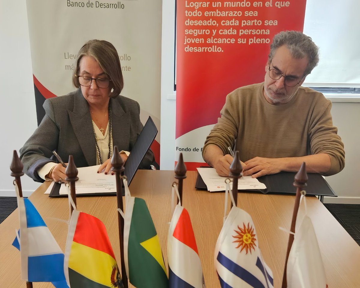 Fonplata's tweet photo. 🤝 FONPLATA y UNFPA unen esfuerzos para prevenir la violencia de género entre adolescentes y jóvenes en la frontera Uruguay–Brasil.
Firmamos un convenio de cooperación técnica no reembolsable para implementar el proyecto “Adolescentes y jóvenes creciendo en fronteras libres de violencia de género” en Rivera y Santana do Livramento.

El acuerdo fue suscrito por @BotafogoLuciana, Presidente Ejecutiva de FONPLATA, y Fernando Filgueira, Jefe de Oficina de UNFPA en Uruguay.

El proyecto contempla espacios binacionales de formación y diálogo, contenidos bilingües, acciones de sensibilización y una campaña en redes sociales que busca alcanzar hasta 1.200 jóvenes. También impulsará una red binacional de actores comprometidos con los derechos de adolescentes y jóvenes.

La iniciativa complementa el apoyo que FONPLATA ya brinda al corredor de innovación Rivera–Santana do Livramento, sumando la dimensión social a las acciones de infraestructura, innovación y desarrollo de las juventudes.

🌎 Porque fortalecer la integración regional también significa construir territorios más inclusivos, seguros y con mayores oportunidades.

🔗 Conoce más: https://t.co/CBCfFWWdTD

#FONPLATA #UNFPA #IntegraciónRegional #Juventudes #IgualdadDeGénero #Uruguay #Brasil