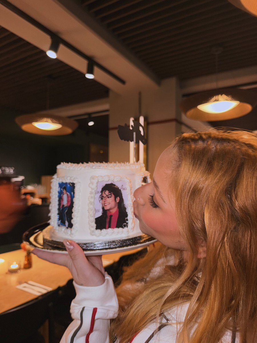 euflaviasaraiva's tweet photo. Michael Jackson ❤️🎂 https://t.co/De6z1mwacd