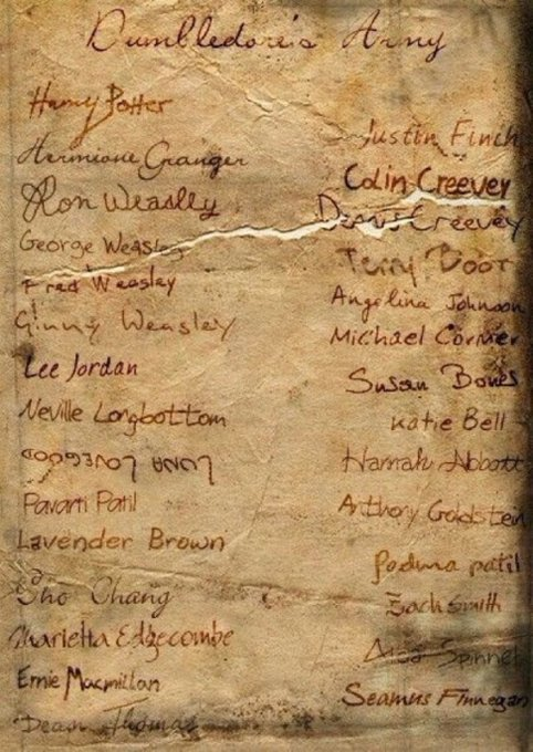 porskoffploy's tweet photo. O que me encanta nas assinaturas da Armada de Dumbledore, é que cada uma combina MUITO com os respectivos alunos, sério... Gente, a lera perfeita da Hermione, e a da Luna?? 100% ela 😌🤚 https://t.co/gnuPDMb3A7