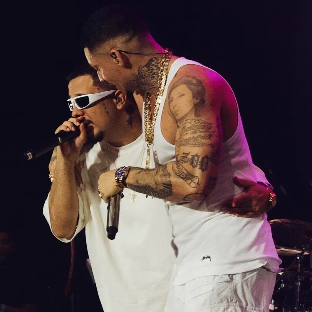 RapMais's tweet photo. 🚨 ANEZZI FALA EM “SUJEIRA NOS BASTIDORES” E DIZ QUE EGO AJUDA A EXPLICAR QUEDA DO TRAP NACIONAL

Ao comentar fake news envolvendo a NADAMAL e a gestão de artistas, Anezzi afirmou que existem situações que o público não conhece e apontou o excesso de ego dentro da cena como um dos principais problemas.

“EXISTE MUITA SUJEIRA NOS BASTIDORES, EXISTE TANTO EGO QUE VOCÊS ENTENDERIAM O MOTIVO DA QUEDA QUE TEVE O TRAP NACIONAL NESSES ÚLTIMOS ANOS.”