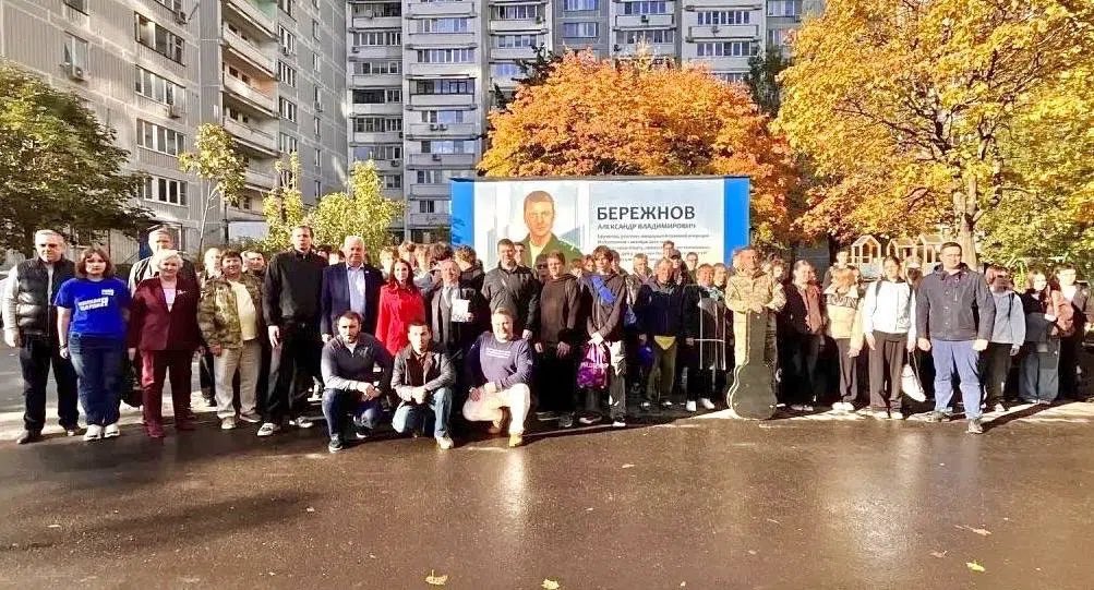 limansk's tweet photo. Две судьбы — общее дело

29 сентября 2026 г. в Кунцеве открыли два мурала нашего проекта «Герои не умирают!» — в честь Героя Российской Федерации Сергея Каспрука и мобилизованого участника СВО Александра Бережнова. Для меня как председателя ВМСМ это важный результат работы команды и повод поговорить с молодёжью о людях, чьи истории заслуживают внимания и уважения.

Одна из главных целей проекта — рассказать о подвигах уроженцев Москвы. Нам важно сделать эти истории заметнее, чтобы за общими словами о мужестве стояли конкретные имена и судьбы наших земляков.

Портреты появились на инфраструктурных объектах на Кунцевской улице и улице Ивана Франко. Рядом — описания подвигов, с которыми теперь могут познакомиться жители района.

Подполковник Сергей Каспрук, командуя экипажем Ка-52, после тяжёлого повреждения вертолёта сохранил управление, вывел машину из-под обстрела и совершил аварийную посадку. За мужество и отвагу он удостоен звания Героя России.

Александр Бережнов был мобилизован в октябре 2022 года, награждён Георгиевским крестом IV степени и медалью «За отвагу». Александр лично принял участие в открытии — и это придало встрече особый смысл.

На церемонии собрались ветераны, кадеты, школьники, студенты колледжей, общественные советники, представители молодёжной палаты и жители Кунцева.

Обращаясь к собравшимся, я отметил, что у героев наших муралов разные жизненные пути. Сергей Каспрук — офицер, профессиональный военный. Александр Бережнов до мобилизации был человеком гражданской профессии. Но обоим пришлось выполнять боевые задачи, рисковать жизнью и принимать решения в тяжёлых условиях. Разный опыт, разные судьбы — и общее дело: защита Родины.

Вместе вспомнили подвиг «Молодой гвардии» — юношей и девушек, которые в годы Великой Отечественной войны боролись с нацистскими оккупантами. Для меня эта история связана и с личным опытом: в 2022 году я работал в гуманитарной миссии в Молодогвардейске, рядом с Краснодоном.

Говорили о том, почему важ��о сохранять имена людей, проявивших мужество. Особенно ценно, когда можно встретиться с защитниками страны лично, задать вопросы, услышать их самих. Такая возможность была у ребят на нашем открытии.

В церемонии участвовали глава муниципального округа Кунцево Дмитрий Лещенко, руководитель Комиссии по работе с молодёжью Совета по делам национальностей при Правительстве Москвы Кантемир Хуртаев, руководитель Клубного центра «Кунцево» Татьяна Гребенкина и представители Совета ветеранов района.

Перед гостями выступили Али Бурханов — доброволец, ветеран боевых действий, автор-исполнитель и представитель «Жизнь СВОих»; Иван Мечишев — автор-исполнитель, заместитель председателя Совета по патриотическому воспитанию организации «ОФИЦЕРЫ РОССИИ»; участники СВО Александр Кувшинов и Максим Потапов, а также Николай Шишкин — участник СВО, член Общественной палаты Кировской области. Музыка и личные рассказы стали важной частью церемонии.

К молодёжи обратился и один из жителей Кунцева, Герой России. Его пожелание ребятам мирной жизни — то, с чем, думаю, был согласен каждый из нас.

Отдельно хочу назвать тех, кто работал над проектом: Юлия Климкина занималась координацией, Екатерина Блохина создала портреты, строительная команда под руководством Рената Байдавлетова подготовила объекты. Ценю ваш труд и рад, что мы довели задуманное до результата.

Теперь муралы стали частью повседневной жизни района. Надеюсь, они будут давать повод остановиться, прочитать о человеке на портрете и обсудить его историю со своими детьми. С этого тоже начинается сохранение памяти.

Проект «Герои не умирают!» реализуется Всероссийским межнациональным союзом молодёжи за счёт средств Гранта Мэра Москвы для социально ориентированных некоммерческих организаций при поддержке Комитета общественных связей и молодёжной политики города Москвы.

#ГероиНеУмирают #ВМСМ #ГрантыМэраМосквы #Кунцево #Москва #СВО