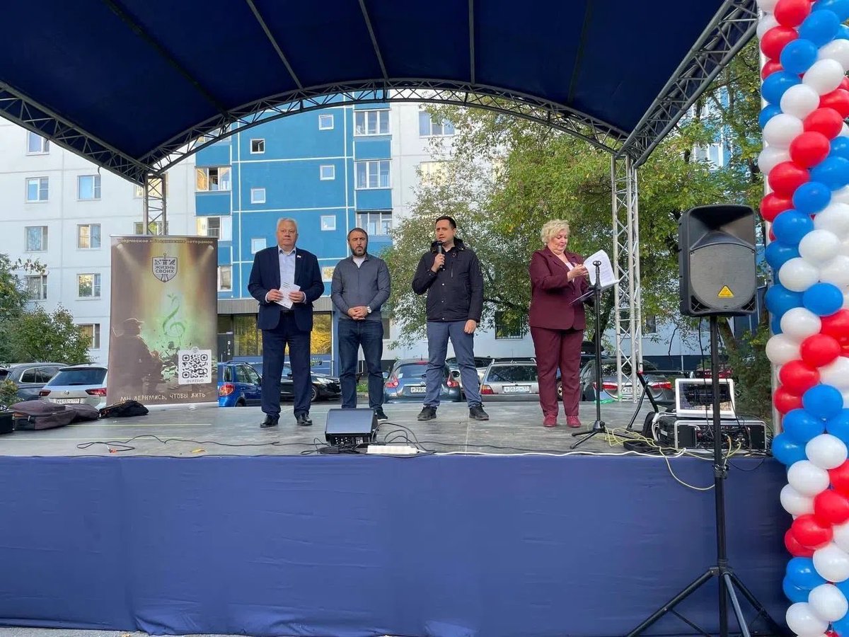 limansk's tweet photo. Две судьбы — общее дело

29 сентября 2026 г. в Кунцеве открыли два мурала нашего проекта «Герои не умирают!» — в честь Героя Российской Федерации Сергея Каспрука и мобилизованого участника СВО Александра Бережнова. Для меня как председателя ВМСМ это важный результат работы команды и повод поговорить с молодёжью о людях, чьи истории заслуживают внимания и уважения.

Одна из главных целей проекта — рассказать о подвигах уроженцев Москвы. Нам важно сделать эти истории заметнее, чтобы за общими словами о мужестве стояли конкретные имена и судьбы наших земляков.

Портреты появились на инфраструктурных объектах на Кунцевской улице и улице Ивана Франко. Рядом — описания подвигов, с которыми теперь могут познакомиться жители района.

Подполковник Сергей Каспрук, командуя экипажем Ка-52, после тяжёлого повреждения вертолёта сохранил управление, вывел машину из-под обстрела и совершил аварийную посадку. За мужество и отвагу он удостоен звания Героя России.

Александр Бережнов был мобилизован в октябре 2022 года, награждён Георгиевским крестом IV степени и медалью «За отвагу». Александр лично принял участие в открытии — и это придало встрече особый смысл.

На церемонии собрались ветераны, кадеты, школьники, студенты колледжей, общественные советники, представители молодёжной палаты и жители Кунцева.

Обращаясь к собравшимся, я отметил, что у героев наших муралов разные жизненные пути. Сергей Каспрук — офицер, профессиональный военный. Александр Бережнов до мобилизации был человеком гражданской профессии. Но обоим пришлось выполнять боевые задачи, рисковать жизнью и принимать решения в тяжёлых условиях. Разный опыт, разные судьбы — и общее дело: защита Родины.

Вместе вспомнили подвиг «Молодой гвардии» — юношей и девушек, которые в годы Великой Отечественной войны боролись с нацистскими оккупантами. Для меня эта история связана и с личным опытом: в 2022 году я работал в гуманитарной миссии в Молодогвардейске, рядом с Краснодоном.

Говорили о том, почему важ��о сохранять имена людей, проявивших мужество. Особенно ценно, когда можно встретиться с защитниками страны лично, задать вопросы, услышать их самих. Такая возможность была у ребят на нашем открытии.

В церемонии участвовали глава муниципального округа Кунцево Дмитрий Лещенко, руководитель Комиссии по работе с молодёжью Совета по делам национальностей при Правительстве Москвы Кантемир Хуртаев, руководитель Клубного центра «Кунцево» Татьяна Гребенкина и представители Совета ветеранов района.

Перед гостями выступили Али Бурханов — доброволец, ветеран боевых действий, автор-исполнитель и представитель «Жизнь СВОих»; Иван Мечишев — автор-исполнитель, заместитель председателя Совета по патриотическому воспитанию организации «ОФИЦЕРЫ РОССИИ»; участники СВО Александр Кувшинов и Максим Потапов, а также Николай Шишкин — участник СВО, член Общественной палаты Кировской области. Музыка и личные рассказы стали важной частью церемонии.

К молодёжи обратился и один из жителей Кунцева, Герой России. Его пожелание ребятам мирной жизни — то, с чем, думаю, был согласен каждый из нас.

Отдельно хочу назвать тех, кто работал над проектом: Юлия Климкина занималась координацией, Екатерина Блохина создала портреты, строительная команда под руководством Рената Байдавлетова подготовила объекты. Ценю ваш труд и рад, что мы довели задуманное до результата.

Теперь муралы стали частью повседневной жизни района. Надеюсь, они будут давать повод остановиться, прочитать о человеке на портрете и обсудить его историю со своими детьми. С этого тоже начинается сохранение памяти.

Проект «Герои не умирают!» реализуется Всероссийским межнациональным союзом молодёжи за счёт средств Гранта Мэра Москвы для социально ориентированных некоммерческих организаций при поддержке Комитета общественных связей и молодёжной политики города Москвы.

#ГероиНеУмирают #ВМСМ #ГрантыМэраМосквы #Кунцево #Москва #СВО