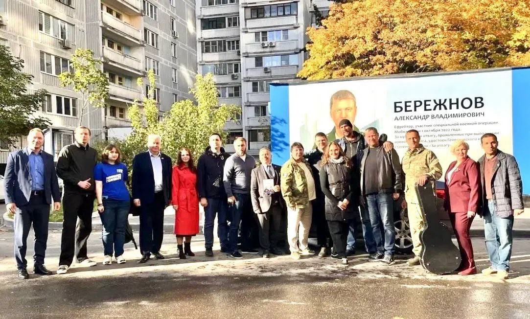 limansk's tweet photo. Две судьбы — общее дело

29 сентября 2026 г. в Кунцеве открыли два мурала нашего проекта «Герои не умирают!» — в честь Героя Российской Федерации Сергея Каспрука и мобилизованого участника СВО Александра Бережнова. Для меня как председателя ВМСМ это важный результат работы команды и повод поговорить с молодёжью о людях, чьи истории заслуживают внимания и уважения.

Одна из главных целей проекта — рассказать о подвигах уроженцев Москвы. Нам важно сделать эти истории заметнее, чтобы за общими словами о мужестве стояли конкретные имена и судьбы наших земляков.

Портреты появились на инфраструктурных объектах на Кунцевской улице и улице Ивана Франко. Рядом — описания подвигов, с которыми теперь могут познакомиться жители района.

Подполковник Сергей Каспрук, командуя экипажем Ка-52, после тяжёлого повреждения вертолёта сохранил управление, вывел машину из-под обстрела и совершил аварийную посадку. За мужество и отвагу он удостоен звания Героя России.

Александр Бережнов был мобилизован в октябре 2022 года, награждён Георгиевским крестом IV степени и медалью «За отвагу». Александр лично принял участие в открытии — и это придало встрече особый смысл.

На церемонии собрались ветераны, кадеты, школьники, студенты колледжей, общественные советники, представители молодёжной палаты и жители Кунцева.

Обращаясь к собравшимся, я отметил, что у героев наших муралов разные жизненные пути. Сергей Каспрук — офицер, профессиональный военный. Александр Бережнов до мобилизации был человеком гражданской профессии. Но обоим пришлось выполнять боевые задачи, рисковать жизнью и принимать решения в тяжёлых условиях. Разный опыт, разные судьбы — и общее дело: защита Родины.

Вместе вспомнили подвиг «Молодой гвардии» — юношей и девушек, которые в годы Великой Отечественной войны боролись с нацистскими оккупантами. Для меня эта история связана и с личным опытом: в 2022 году я работал в гуманитарной миссии в Молодогвардейске, рядом с Краснодоном.

Говорили о том, почему важ��о сохранять имена людей, проявивших мужество. Особенно ценно, когда можно встретиться с защитниками страны лично, задать вопросы, услышать их самих. Такая возможность была у ребят на нашем открытии.

В церемонии участвовали глава муниципального округа Кунцево Дмитрий Лещенко, руководитель Комиссии по работе с молодёжью Совета по делам национальностей при Правительстве Москвы Кантемир Хуртаев, руководитель Клубного центра «Кунцево» Татьяна Гребенкина и представители Совета ветеранов района.

Перед гостями выступили Али Бурханов — доброволец, ветеран боевых действий, автор-исполнитель и представитель «Жизнь СВОих»; Иван Мечишев — автор-исполнитель, заместитель председателя Совета по патриотическому воспитанию организации «ОФИЦЕРЫ РОССИИ»; участники СВО Александр Кувшинов и Максим Потапов, а также Николай Шишкин — участник СВО, член Общественной палаты Кировской области. Музыка и личные рассказы стали важной частью церемонии.

К молодёжи обратился и один из жителей Кунцева, Герой России. Его пожелание ребятам мирной жизни — то, с чем, думаю, был согласен каждый из нас.

Отдельно хочу назвать тех, кто работал над проектом: Юлия Климкина занималась координацией, Екатерина Блохина создала портреты, строительная команда под руководством Рената Байдавлетова подготовила объекты. Ценю ваш труд и рад, что мы довели задуманное до результата.

Теперь муралы стали частью повседневной жизни района. Надеюсь, они будут давать повод остановиться, прочитать о человеке на портрете и обсудить его историю со своими детьми. С этого тоже начинается сохранение памяти.

Проект «Герои не умирают!» реализуется Всероссийским межнациональным союзом молодёжи за счёт средств Гранта Мэра Москвы для социально ориентированных некоммерческих организаций при поддержке Комитета общественных связей и молодёжной политики города Москвы.

#ГероиНеУмирают #ВМСМ #ГрантыМэраМосквы #Кунцево #Москва #СВО