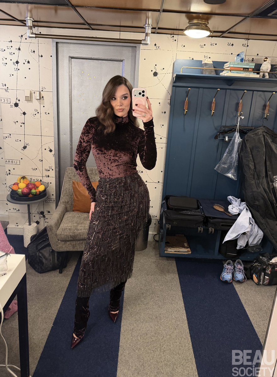 archiveshailee's tweet photo. hailee steinfeld for beau society in newly shared pic https://t.co/2aiIoZEhuu