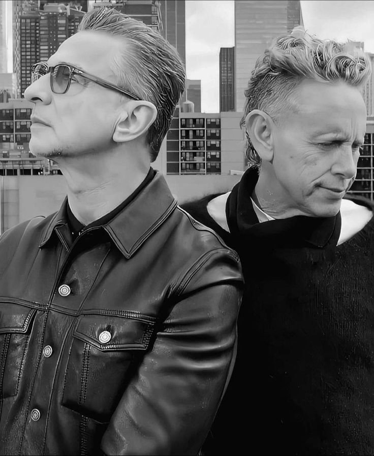 GhestieAnonimo's tweet photo. Amo quando na banda não é o vocalista gostoso extrovertido que é o mais rico, mas sim o gostoso introvertido compositor multiinstrumentista https://t.co/MNylxyRU1Z