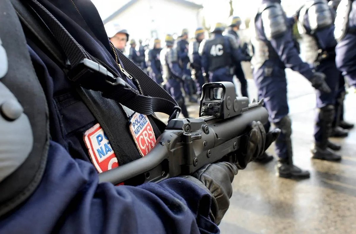 InfosFrancaises's tweet photo. BLOCUS DES LYCÉES : 85 élèves ont été blessés depuis le début des manifestations. Les cas documentés de violences policières contre les jeunes se multiplient et l’IGPN est saisie de trois enquêtes. 
À Tours, un élève a été évacué d’urgence au service ophtalmologique de l’hôpital de la ville du fait, vraisemblablement, d’un tir tendu de LBD en plein visage. Les lésions sont "compatibles" avec un tir de LBD, annonce la procureure de la République de Tours.
