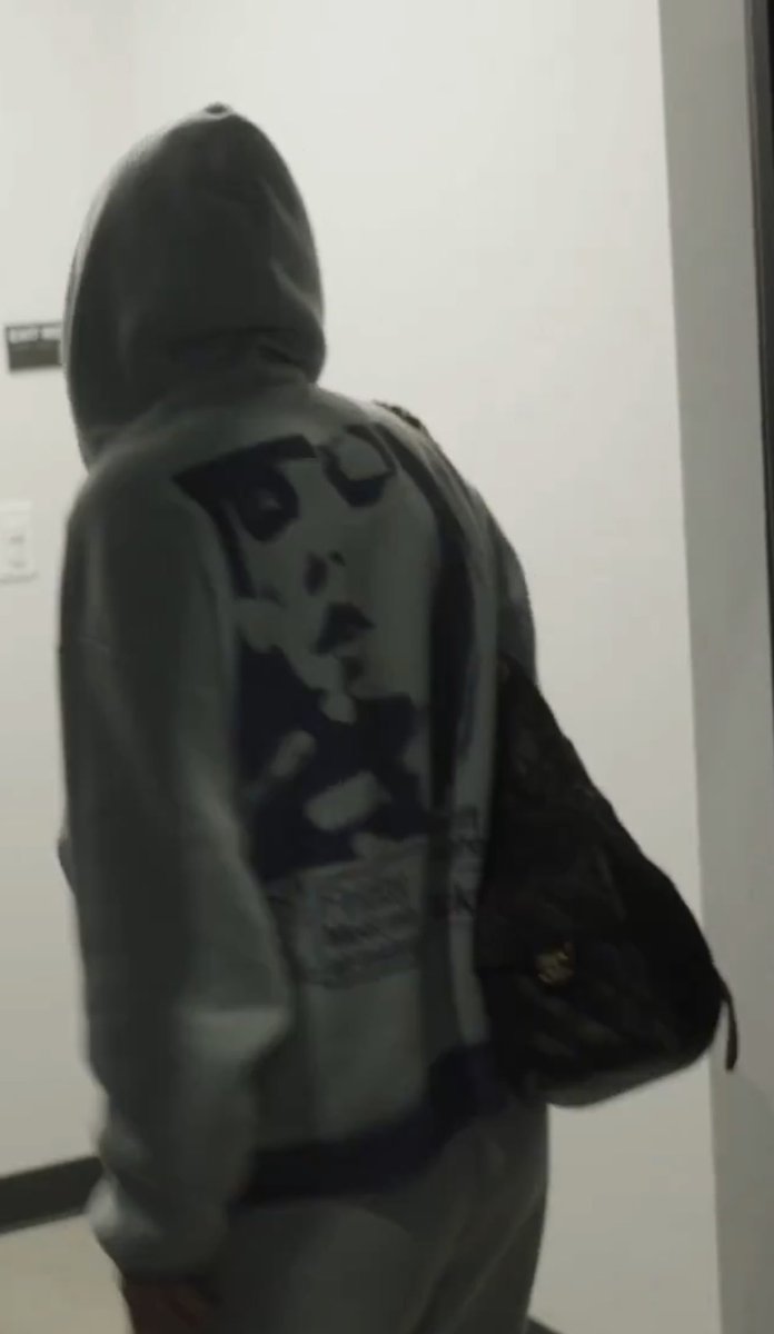 courtlynn3695's tweet photo. Why is she dressed like a swiftie at the airport? https://t.co/kQBXf1p86H