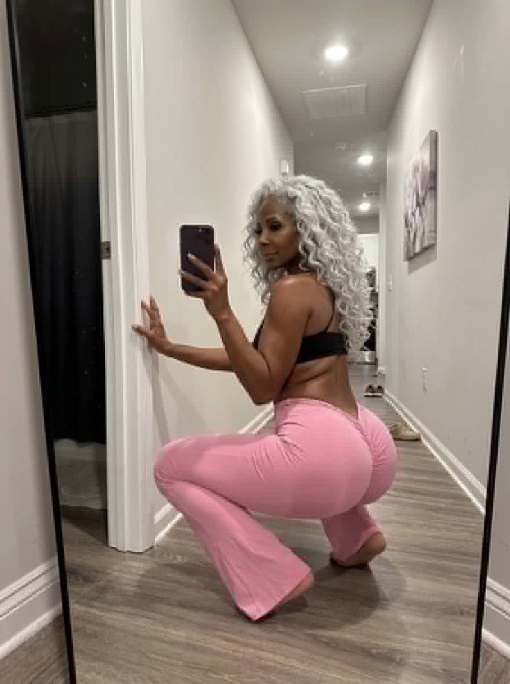 hotwifegloriiaa's tweet photo. i wanna bounce on it (as a friend) 🤭 https://t.co/dhAZUW0YZt