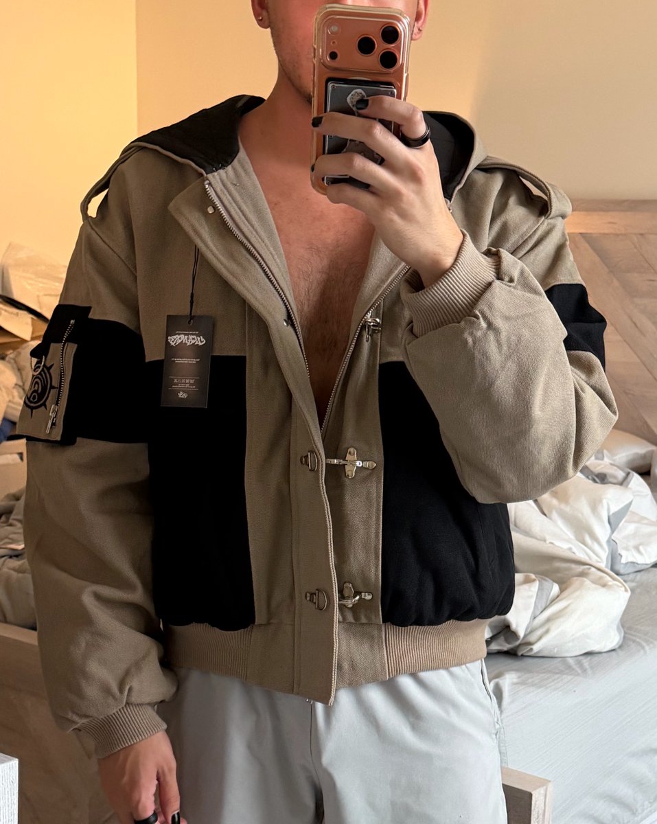 enjinskitten's tweet photo. This jacket is so auraful https://t.co/fX1jByMidt