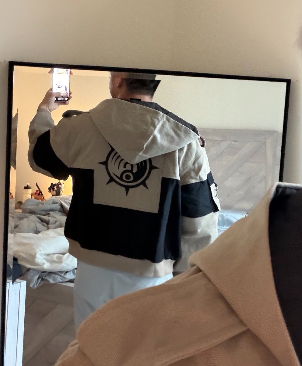 enjinskitten's tweet photo. This jacket is so auraful https://t.co/fX1jByMidt