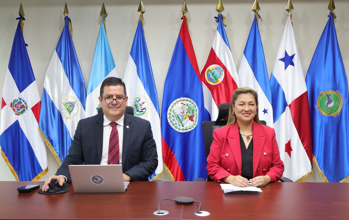 sg_sica's tweet photo. Este día, el Grupo Ad Hoc de la Estrategia Regional Digital del #SICA realizó una sesión de trabajo para dar seguimiento a las prioridades de la agenda de transformación digital de la #RegiónSICA y fortalecer su contribución a la #IntegraciónRegional.

Durante el encuentro, la Secretaria General del #SICA, Embajadora Lina Eugenia Ajoy Rojas (@AjoyLina), destacó la transformación digital como un eje estratégico para impulsar el desarrollo regional, mejorar los servicios para la ciudadanía, ampliar las oportunidades económicas y fortalecer la institucionalidad.

En este marco, invitó a seguir consolidando los acuerdos y avances técnicos para ampliar progresivamente su impacto y sus beneficios para la región. Asimismo, reafirmó el compromiso de la SG-SICA de acompañar esta agenda, promoviendo una mayor articulación entre los países, las instancias del Sistema y los socios para el desarrollo en torno a prioridades compartidas.

#TransformaciónDigitalSICA #ERDI #IntegraciónRegional