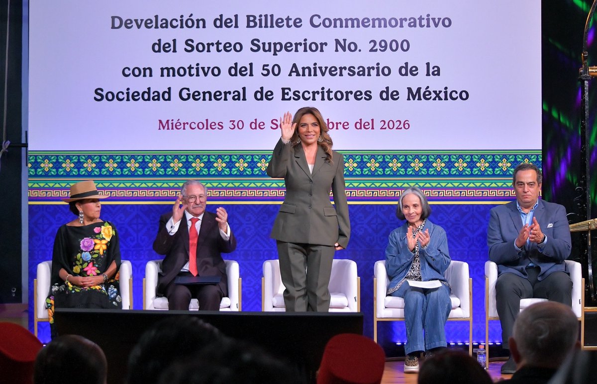 OliviaSalomonV's tweet photo. Develamos el billete del #SorteoSuperior No. 2900 por los 50 años de la @sogem_oficial, el cual se celebrará el 9 de octubre con un #PremioMayor de  17 millones de pesos en una bolsa total de 51 millones de pesos. 

Nos acompañaron, Manuel Rodríguez, presidente del Consejo Directivo de SOGEM; @macariaactriz actriz y madrina de la Sociedad, y @OmarFierroOf, actor y secretario general de la @andaactores. 

Aunque la tecnología avance, nada reemplaza la imaginación humana que da vida a las historias de México. ✍️🇲🇽
 #GanasTúGanaMexico