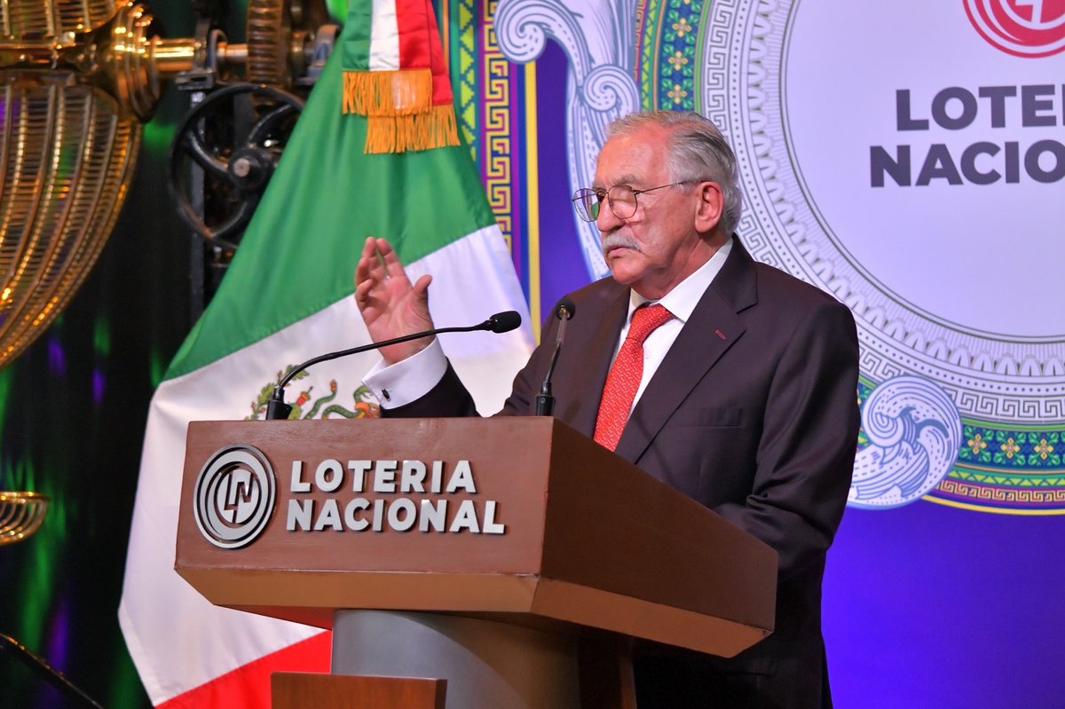 OliviaSalomonV's tweet photo. Develamos el billete del #SorteoSuperior No. 2900 por los 50 años de la @sogem_oficial, el cual se celebrará el 9 de octubre con un #PremioMayor de  17 millones de pesos en una bolsa total de 51 millones de pesos. 

Nos acompañaron, Manuel Rodríguez, presidente del Consejo Directivo de SOGEM; @macariaactriz actriz y madrina de la Sociedad, y @OmarFierroOf, actor y secretario general de la @andaactores. 

Aunque la tecnología avance, nada reemplaza la imaginación humana que da vida a las historias de México. ✍️🇲🇽
 #GanasTúGanaMexico