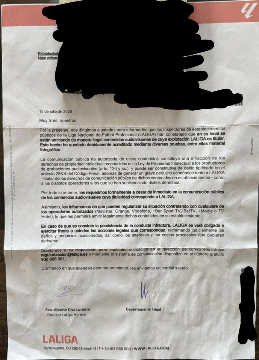 MiguelGalanCNFE's tweet photo. 🚨 TRAS LOS INFORMES, LAS CARTAS: NUEVAS PREGUNTAS PARA LALIGA @LaLiga y @Tebasjavier

Ayer publiqué informes judiciales cuyas firmas los exinspectores denuncian que fueron incorporadas sin autorización mediante una imagen de corte y pega. 

Hoy aporto otros DOS DOCUMENTOS que merecen explicaciones:

📅 17 de junio: despido de los verificadores mediante ERE. 

El documento recoge que LALIGA firmó con los despedidos una contratación preferente si se retomaba la actividad de verificación, TAMBIÉN SI LA SUBCONTRATA, hasta el 30 de junio de 2027.

📅 15 de julio: esta carta de LALIGA afirma que sus inspectores «han constatado» emisiones ilegales en un bar, acreditadas mediante pruebas, incluido material fotográfico.

@Tebasjavier: ¿quién inspeccionaba los bares y cuándo?

👉 Si la actividad continuó o se reanudó tras el ERE, ¿cómo se cumplió el compromiso con los despedidos?

👉 Si la inspección era anterior, ¿qué sustenta que en julio se afirmara que «se están emitiendo» contenidos ilegalmente?

Y hay otra pregunta: según la información del establecimiento, la emisión señalada era un partido del Mundial. 

¿Qué derechos o representación invocaba LALIGA para reclamar por ella?

También he recibido información sobre cartas similares fechadas en agosto, pendiente de confirmación documental.

Las denuncias sobre las firmas y estas cartas plantean una cuestión esencial: 

¿quién realizó las verificaciones, cuándo y con qué pruebas?

Aquí están los documentos. 

Los trabajadores y los hosteleros merecen respuestas.

📢 Si recibiste una carta similar en julio o agosto, consérvala y contacta conmigo. ( info@cenafe.es )

#latramadelosinformes
