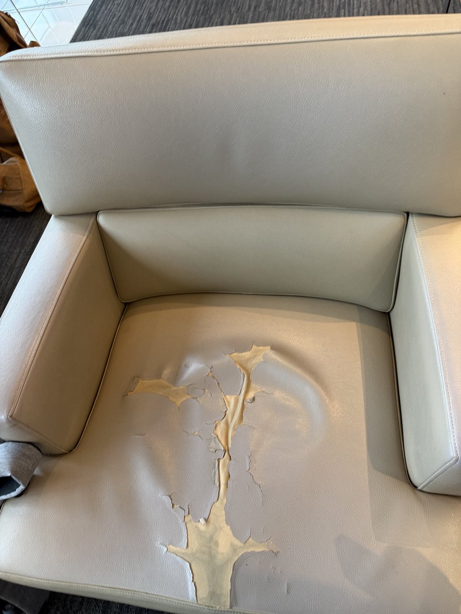 perksadvisor's tweet photo. Hey United -sorry but this does not feel or look premium (United Club Chicago F gate). @united #airlines https://t.co/Bl0vG58uRH