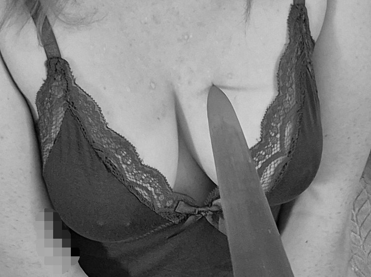FreddieBeeFcks's tweet photo. "there's a shortage of perfect breasts in this world. it would be a pity to damage yours."

(a crisp high five to anyone who can name the movie the quote is from lol)

📸 photo credit @fvckwhynot https://t.co/V55AZtqSxE