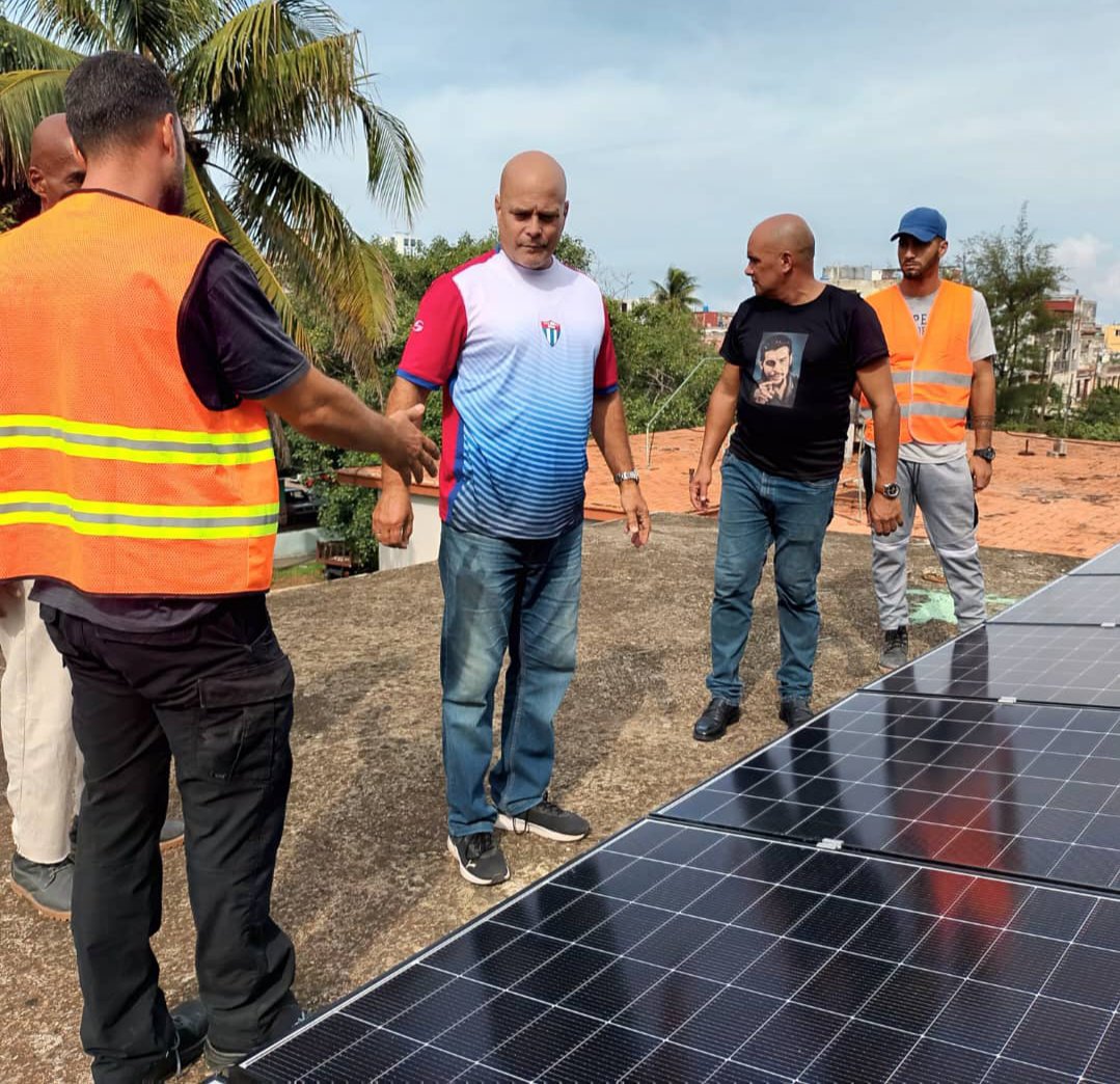 GHNordelo5's tweet photo. En saludo a los #66AñosCDR y gracias a una donación de nuestros hermanos de la Brigada Nou Barris, de Barcelona, inauguramos en la sede nacional de los #CDRCuba nuestro primer sistema fotovoltaico. #Cuba #CubaNoEstáSola https://t.co/GGqaSx2TCt
