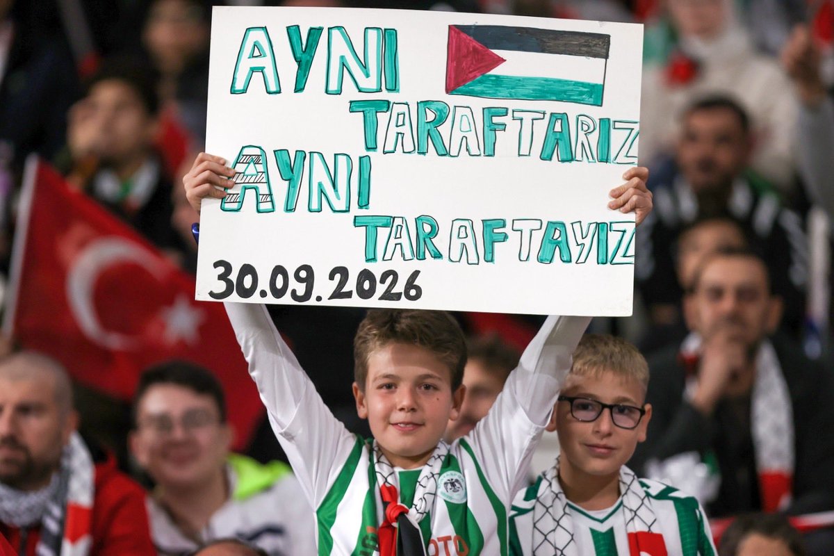 mustafaciftcitr's tweet photo. KONYA’DAN FİLİSTİN’E TEK YÜREK 🇹🇷🇵🇸

Bugün memleketim Konya’da yalnızca bir futbol karşılaşması oynanmadı.

Tümosan Konyaspor’umuz ile Filistin Millî Takımı sahada, iki kardeş millet tribünlerde buluştu. 

“Evimiz Sizin Evinizdir” diyen Konya, Filistinli kardeşlerimizi bağrına bastı.

Muhterem Cumhurbaşkanımız @RTErdogan’ın da ifade ettiği gibi bu anlamlı buluşma, Türkiye ile Filistin arasındaki güçlü kardeşliğin güzel bir örneği oldu.

Karşılaşmanın 89. dakikasında skorborda yansıyan; “Filistin özgür olana dek maç ertelenmiştir.” mesajı ise gecenin anlamını tek cümlede anlattı.

Gençlik ve Spor Bakanımız Sayın @OA_BAK'a, Türkiye Gönüllü Teşekküller Vakfı Mütevelli Heyet Başkanı Sayın Necmeddin Bilal Erdoğan'a, Konya Valimiz Sayın @Vali_Akin'a, Konya Büyükşehir Belediye Başkanımız Sayın @u_ibrahim_altay'a, stadı doldurarak Filistinli kardeşlerimizi bağrına basan Konyalı hemşehrilerime ve emeği geçen herkese teşekkür ediyorum.

Mazlumun yanında, zulmün karşısındayız.

Memleketim Konya’dan Filistin’e selam olsun.