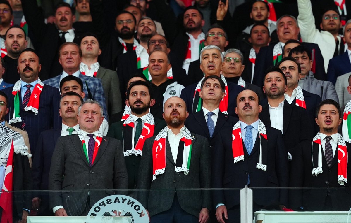 mustafaciftcitr's tweet photo. KONYA’DAN FİLİSTİN’E TEK YÜREK 🇹🇷🇵🇸

Bugün memleketim Konya’da yalnızca bir futbol karşılaşması oynanmadı.

Tümosan Konyaspor’umuz ile Filistin Millî Takımı sahada, iki kardeş millet tribünlerde buluştu. 

“Evimiz Sizin Evinizdir” diyen Konya, Filistinli kardeşlerimizi bağrına bastı.

Muhterem Cumhurbaşkanımız @RTErdogan’ın da ifade ettiği gibi bu anlamlı buluşma, Türkiye ile Filistin arasındaki güçlü kardeşliğin güzel bir örneği oldu.

Karşılaşmanın 89. dakikasında skorborda yansıyan; “Filistin özgür olana dek maç ertelenmiştir.” mesajı ise gecenin anlamını tek cümlede anlattı.

Gençlik ve Spor Bakanımız Sayın @OA_BAK'a, Türkiye Gönüllü Teşekküller Vakfı Mütevelli Heyet Başkanı Sayın Necmeddin Bilal Erdoğan'a, Konya Valimiz Sayın @Vali_Akin'a, Konya Büyükşehir Belediye Başkanımız Sayın @u_ibrahim_altay'a, stadı doldurarak Filistinli kardeşlerimizi bağrına basan Konyalı hemşehrilerime ve emeği geçen herkese teşekkür ediyorum.

Mazlumun yanında, zulmün karşısındayız.

Memleketim Konya’dan Filistin’e selam olsun.