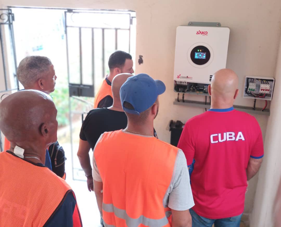 GHNordelo5's tweet photo. En saludo a los #66AñosCDR y gracias a una donación de nuestros hermanos de la Brigada Nou Barris, de Barcelona, inauguramos en la sede nacional de los #CDRCuba nuestro primer sistema fotovoltaico. #Cuba #CubaNoEstáSola https://t.co/GGqaSx2TCt