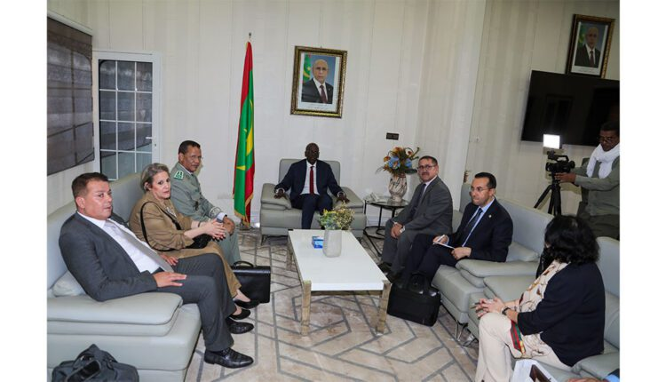 mauritaniahadth's tweet photo. استقبل وزير المالية السيد كوديورو موسى انكنور، المدير العام للجمارك الجزائرية اللواء عبد الحفيظ بخوش، لبحث تعزيز التعاون والتنسيق الجمركي بين موريتانيا والجزائر. 
#موريتانيا_الحدث https://t.co/mydLSvnpgJ