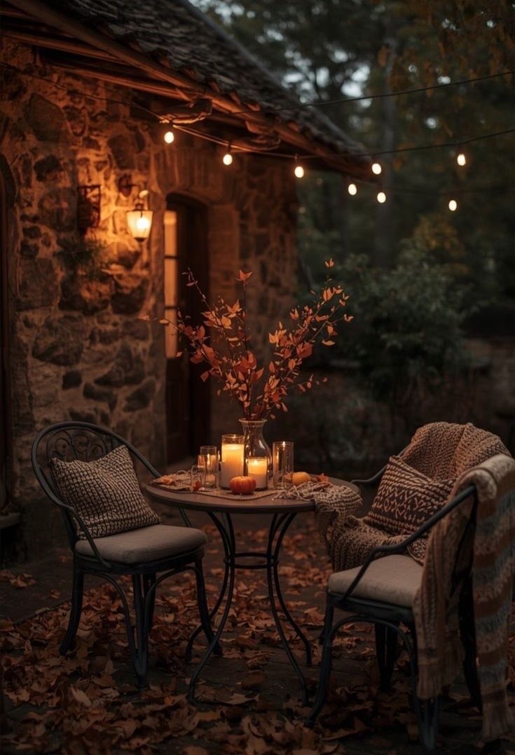 Sweet_Cat222's tweet photo. Eylül 
toparlandı 
          gitti işte. 

#Ekim 
falan da gider 
                  bu gidişle…💃

- Turgut Uyar 

…

        #Mutlu Geceler🌙✨🍂 https://t.co/MBz3ShQsm3