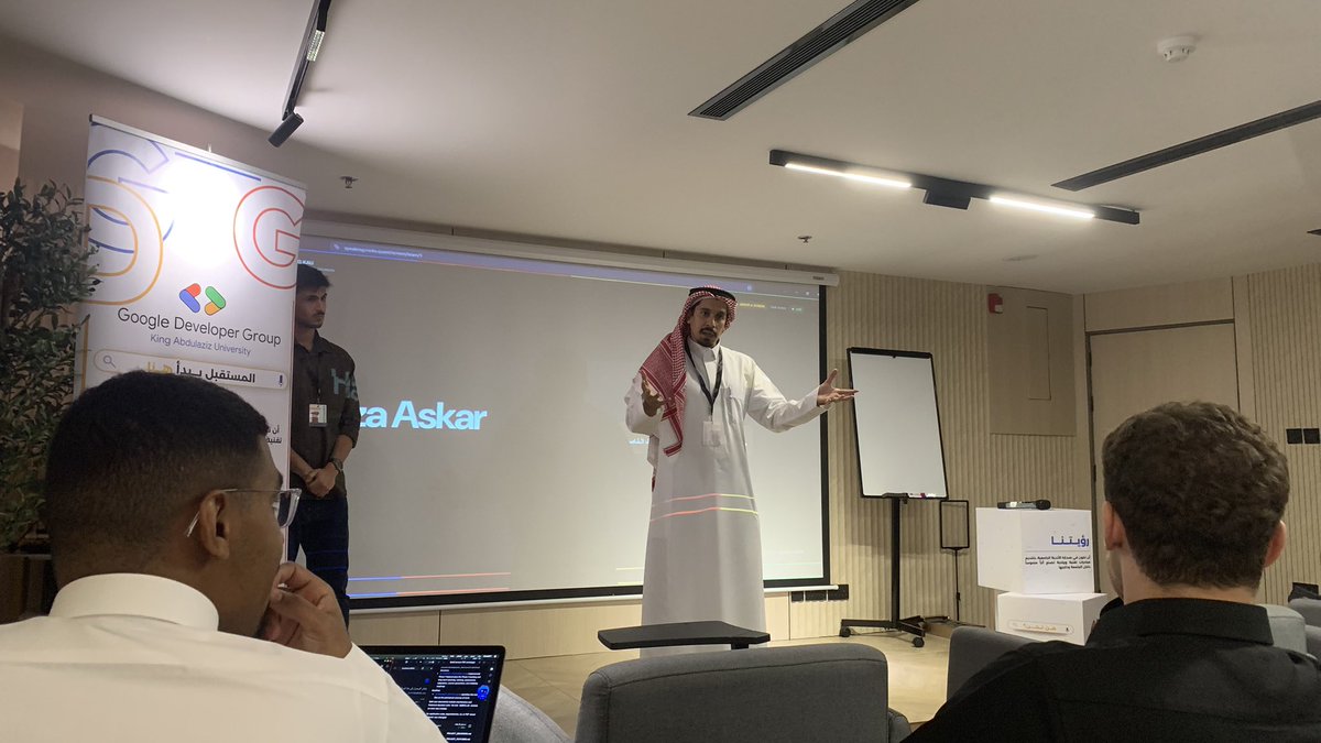 zam5oi's tweet photo. حضرت ورشة عمل "املِك المسرح!" وكانت من اروع اللقاءات اللي حضرتها🌟

اخذت الورشة طابع عملي اكثر من سرد النظري وهذا اكثر ما ميزها، وأكثر ما أفادنا فيها👌

اشكر بشدة أ.ياسين اسكندراني و أ.هاشم على هذا اللقاء الماتع. وما ننسى نشكر منظمين قوقل الرهيبين✊

#المسرح_لك | #GdGoC https://t.co/SHDysvyJT5