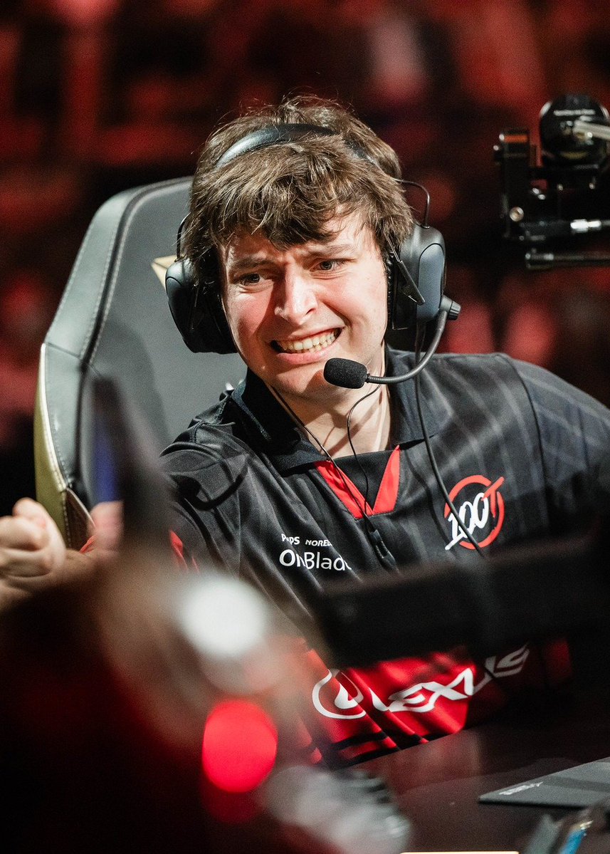 PolymarketVAL's tweet photo. NEW 🚨: Asuna 🇺🇸 has been NOMINATED for Esports PC Player of the Year at the Esports Awards 

He is the ONLY VALORANT player in the category 

Goated. https://t.co/CC38DQtVo9