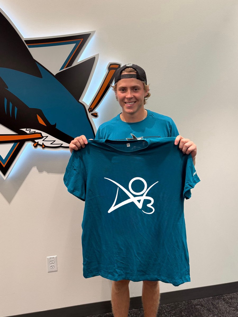 COLLlNGRAF's tweet photo. this is the shirt that they’re giving out tomorrow??? https://t.co/aUcmuYZInE