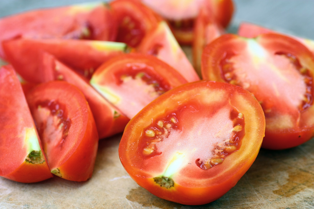 AugustusChiz's tweet photo. Este tomate ecológico de huerto local tiene un sabor dulce y jugoso, ideal para ensaladas sin aadir azúcar extra. https://t.co/0ishWYogf3