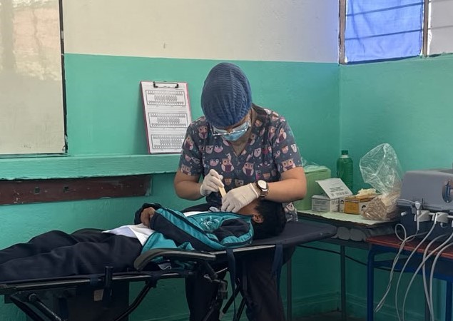saludazuay_'s tweet photo. #Cuenca | Atención médica y odontológica, control de bares escolares y las charlas educativas son algunas de las actividades que realiza el personal del Centro de Salud Nicanor Merchán, con el propósito de cuidar la salud de la comunidad. https://t.co/Rs8xfLIsPr