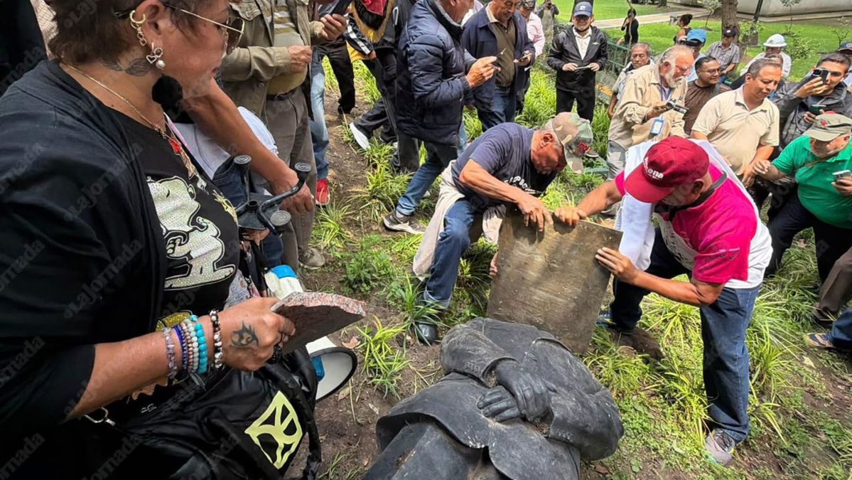 LuisCardenasMx's tweet photo. ⭕️ Extrabajadores de LyFC decapitan estatua de Felipe Calderón en Los Pinos

Tras protestar contra el expresidente @FelipeCalderon frente a un hotel de Paseo de la Reforma, integrantes del Frente Amplio de Unidad marcharon al Centro Cultural Los Pinos y arremetieron contra su estatua.

La escultura permanecía en el suelo desde julio de 2025, cuando fue derribada por la caída de un árbol. Los manifestantes la golpearon, le desprendieron la cabeza y arrancaron la placa con el nombre y periodo presidencial de Calderón.

@lajornadaonline
