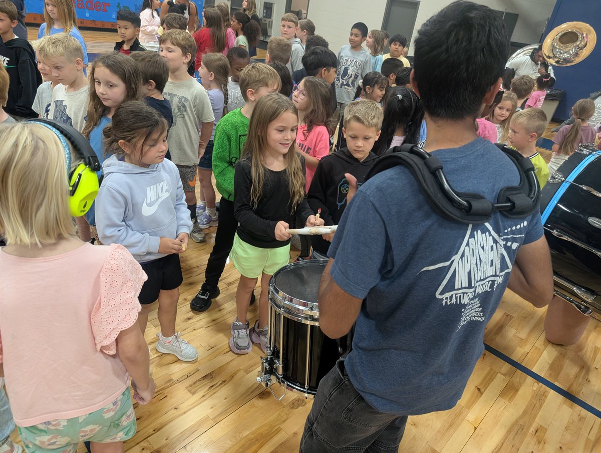 Maysville_Elem's tweet photo. What a great time at today’s East Side Spirit Tour &amp; Pep Rally!  Our band, cheerleaders, football players, Homecoming Court, and Eagle brought the energy and made it a day to remember!  Let’s keep the spirit going! Thank you @EJ_Athletics for joining us! #EastSidePride #GoEagles https://t.co/reALhoN3gF