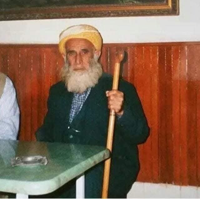 sofilerinmekan's tweet photo. Menzilin Bahçivanı Adana Misisli BAHÇİVAN NURİ AMCA Anlatmıştı Başından Geçen Bu Olayı :

Bir zamanlar biz Urfa'da işimiz olduğu için Seydâ Hazretleri’nden izin istedik. O tarihte bu bölgede terör çoktu. Seyda Hazretleri buyurdu ki: “Akşam sonu olursa gelmeyin. Sabah gelirsiniz.” Müsaade aldık, ayrıldık. Urfa’ya geldik. İşlerimizi gördük. Akşam vakti oldu. Sofiler: “Geri dönelim,” dediler. Ben de Seydâ MUHAMMED RAŞİD Hazretleri’nin emrini hatırlattım. Fakat sofiler muhabbetten duramadılar. Menzil’e dönmeye karar verdik. Çaylar başına geldiğimizde o zaman baraj yapılmamıştı yolun ortasında teroristler barikat kurmuştu. Şoförümüz barikatı aşmak için arabaya gaz verdi. Barikatı aşamadık. Orda saklı olan teröristler silahlarla arabamızı taradılar. Arabanın her tarafı kurşun deliği oldu. İçerde yaralananlar vardı. Bana da çok kurşun isabet etti.

Teröristler bizi arabadan indirdiler. “Nereye gidiyorsunuz?” dediler. Biz de, “Menzil’e gidiyoruz,” dedik. Teroristler, “Menzil” adını duyunca korktular, ka��tılar. Arkamızdan gelen bir araba yaralıları görünce hepimizi hastaneye götürdü. Doktor tek tek muayene etmeye başladı. Sıra bana geldi. “Soyun!” dedi. Gömleğimi çıkarınca 10-15 mermi yere döküldü. Doktor hayret etti! Hiçbir mermi vücuduma girmemişti! Doktor hayretle sordu:
- Sen evliya mısın?
- Hayır, ben evliyanın bahçıvanıyım, dedim.
Tekrar Menzil'e döndüm. Seydâ Hazretleri dışarıda geziniyordu. Beni görünce yanına çağırıp sordu:
- Sofi Nuri, teröristler sizin yolunuzu mu kesti? Biz size demedik mi “gelmeyin”? Sofi Nuri, kurşunlar sana değmemiş mi?
- Hayır kurban, himmetinizle değmemiş, dedim.
- Sofi Nuri Senin kılını da mı kopartmamış? diye sordu.
- Himmetinizle hayır kurban, diye cevap verdim.
- E, sadatların işidir! Elhamdulillah... buyurdular.