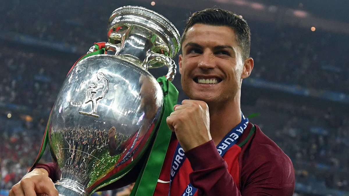YihiRM's tweet photo. Cristiano Ronaldo se merece una despedida acorde a la leyenda que es. Con todo el campo lleno, los titulos que ha ganado con su país y la gente llorando a moco tendido en las gradas. Es lo mínimo que se merece. No pueden dejar que sea una retirada amarga por la puerta de atrás. 

Cristiano ha hecho más grande a su país y de eso no duda nadie. Hay que ser agradecido con el que lo ha dado todo. 

La gente tiene poca memoria (y más en el fútbol) pero solo un imbécil podría cuestionar su legado.