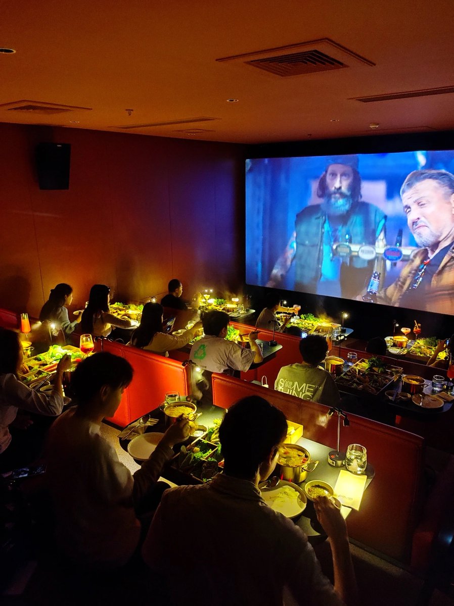 HanhGollctd's tweet photo. [Este viernes, nuestro club de cine organiza una maratón de películas independientes en el aula 302 a las 19:00. Trae palomitas y únete a nosotros!]， https://t.co/7pOi0eC5kh