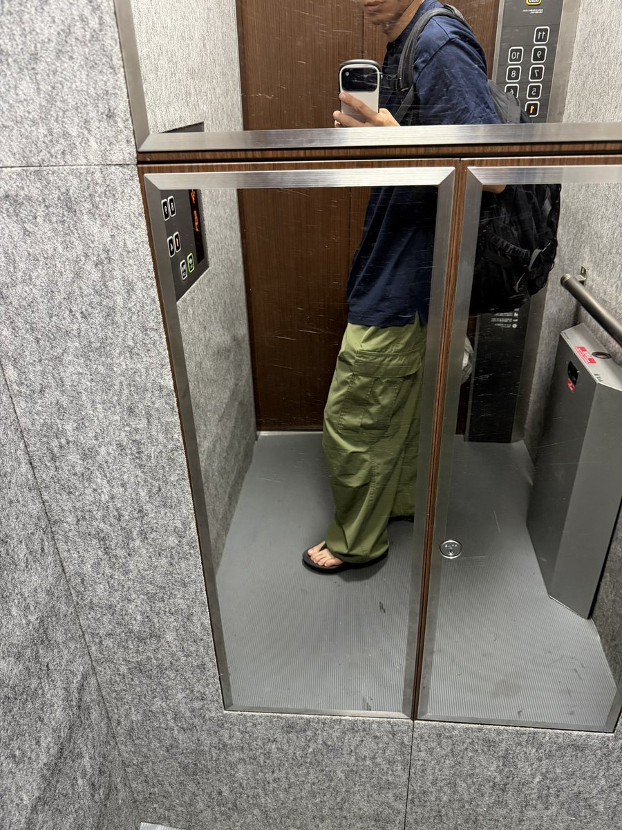 ryu9300's tweet photo. 朝から大量の���スクをこなしてて、
充実感はあるんだけど、あと4日保つのか…
サンダルまとめ https://t.co/bSB6Vv5r46
