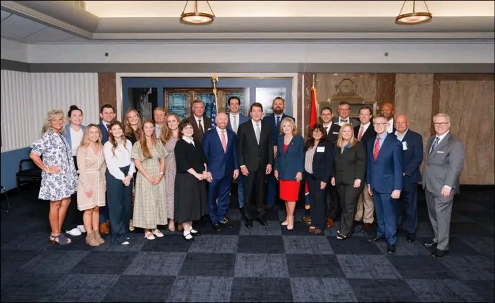 MarshaBlackbumm's tweet photo. Great to meet with the Tennessee Chamber of Commerce!

I look forward to continuing our work together to help small businesses grow, support families, and make sure Tennessee remains the best place to set up shop. https://t.co/veZgkr9rcV