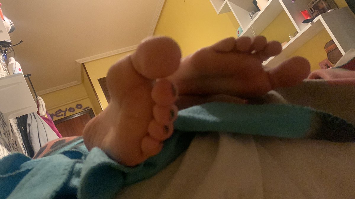 Amokishin's tweet photo. La próxima vez que veas estos pies será pagando cerdo. 
Que ganas de pisarte con los pies sudados. https://t.co/3AXQ7fGVpz