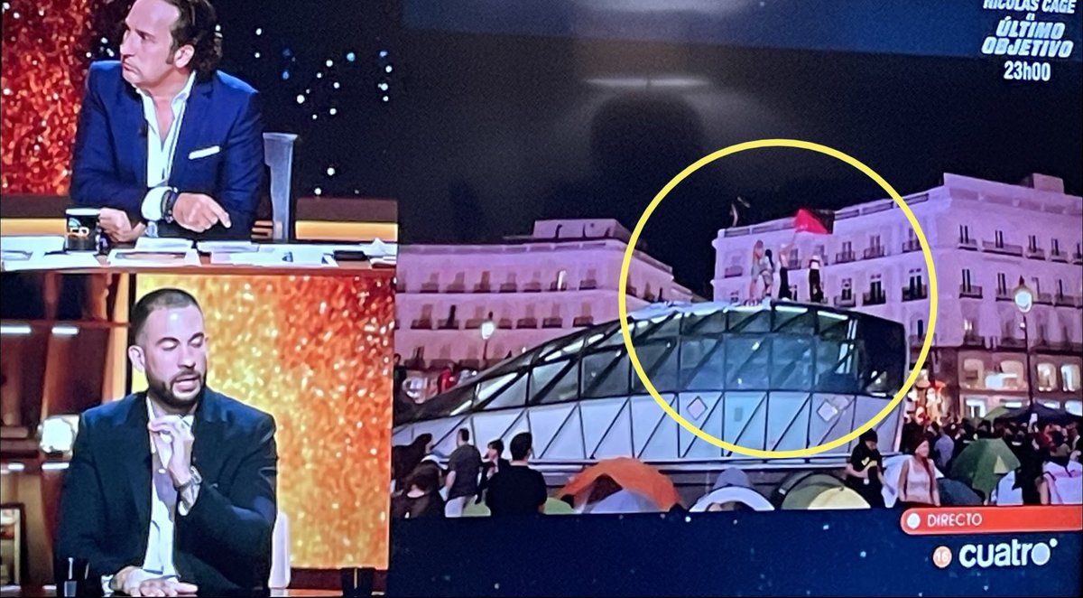 lopezbreamaria's tweet photo. 😳😳😳😳😳 subiéndose a una cúpula acristalada que no es para que se suba la gente ondeando la bandera anarquista. 
Son especímenes. Puritos especímenes. https://t.co/KsftUYOEZa