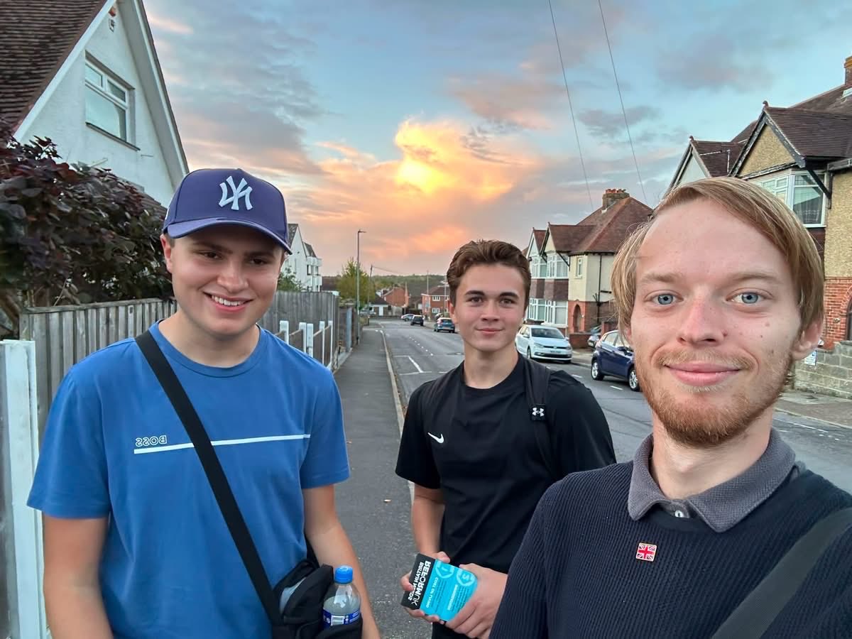 realTedIngle's tweet photo. Door knocking again this evening in Cosham with @JacobShortUK and @samreformuk. #ReformUK 🇬🇧🩵 https://t.co/vtSRQ1qkMQ
