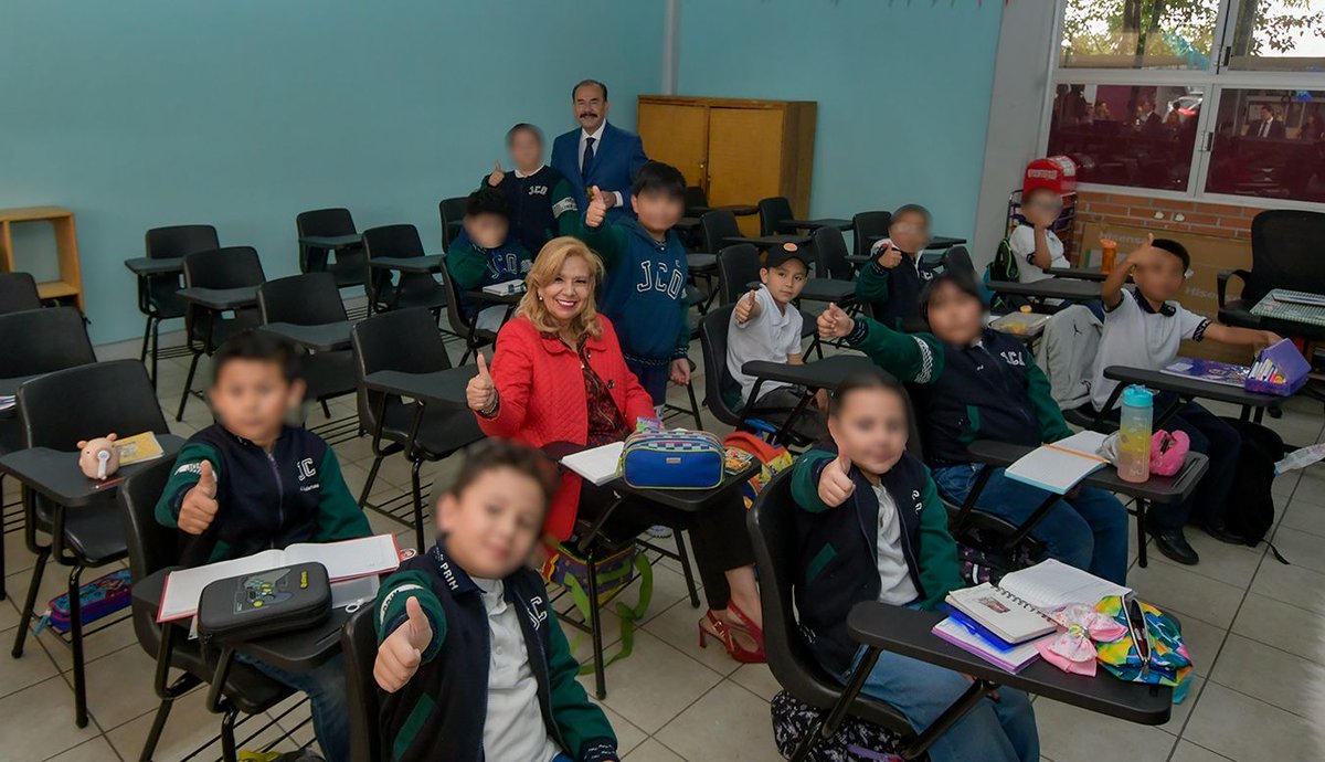 Pedro_RVillegas's tweet photo. Nuestro compromiso con la educación se demuestra todos los días.

Hoy entregamos una aula digital y nuevas butacas en la Primaria José Clemente Orozco, para que nuestras niñas y niños cuenten con mejores herramientas y espacios para aprender. https://t.co/YG8LXauFRq