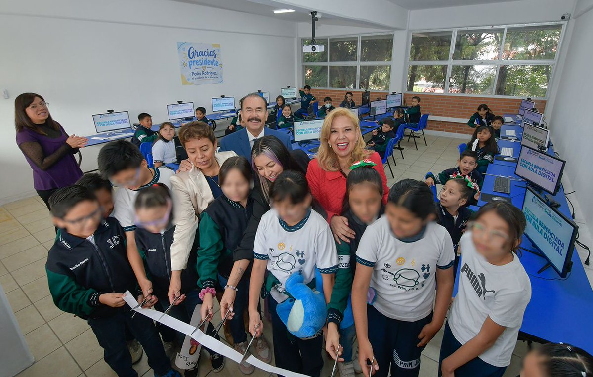 Pedro_RVillegas's tweet photo. Nuestro compromiso con la educación se demuestra todos los días.

Hoy entregamos una aula digital y nuevas butacas en la Primaria José Clemente Orozco, para que nuestras niñas y niños cuenten con mejores herramientas y espacios para aprender. https://t.co/YG8LXauFRq