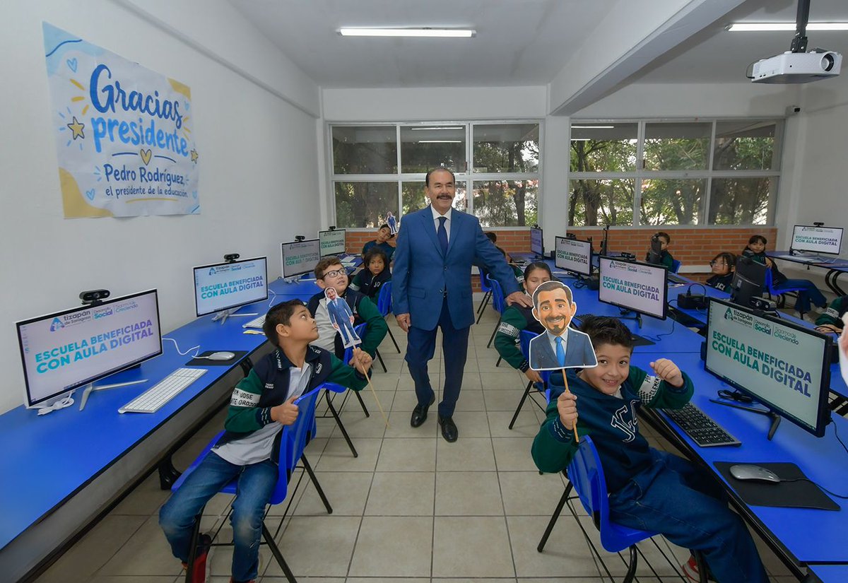 Pedro_RVillegas's tweet photo. Nuestro compromiso con la educación se demuestra todos los días.

Hoy entregamos una aula digital y nuevas butacas en la Primaria José Clemente Orozco, para que nuestras niñas y niños cuenten con mejores herramientas y espacios para aprender. https://t.co/YG8LXauFRq