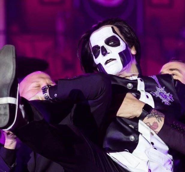 PapaCrave's tweet photo. 9 years ago today, fans were witness to a uniquely tragic event: Papa Emeritus III forcefully being dragged off stage before the end of his set, his reign coming to a sudden end.

He deserved so much better 🥲💜 https://t.co/ScXFNmDtYu